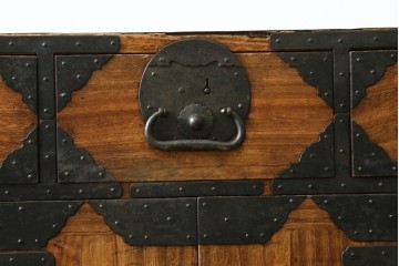 和製アンティーク　明治期　激レア　博物館クラスの希少品!!　外部桐材　三方帯金具入り　豪壮な金具使いが目を引く関西帳場箪笥　(R-090759)