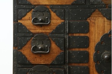 和製アンティーク　明治期　激レア　博物館クラスの希少品!!　外部桐材　三方帯金具入り　豪壮な金具使いが目を引く関西帳場箪笥　(R-090759)
