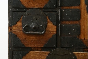 和製アンティーク　明治期　激レア　博物館クラスの希少品!!　外部桐材　三方帯金具入り　豪壮な金具使いが目を引く関西帳場箪笥　(R-090759)