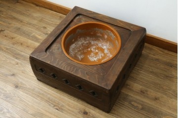 和製アンティーク　昭和初期　高級杉材　松皮菱の透かし彫りが入った豊かな木目の火鉢　(R-090760)
