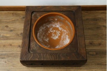 和製アンティーク　昭和初期　高級杉材　松皮菱の透かし彫りが入った豊かな木目の火鉢　(R-090760)