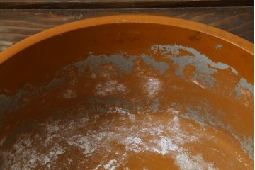 和製アンティーク　昭和初期　高級杉材　松皮菱の透かし彫りが入った豊かな木目の火鉢　(R-090760)