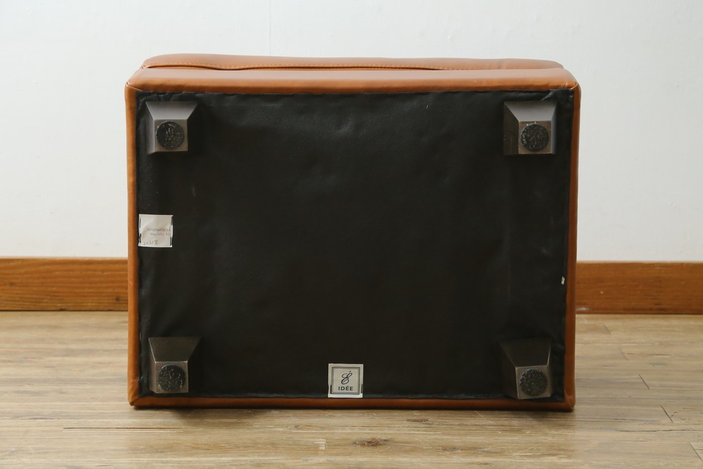 中古　美品　希少な廃番品　IDEE(イデー)　RIRA OTTOMAN(リラ オットマン)　本革　シンプルで取り入れやすいオットマン　(R-090761)