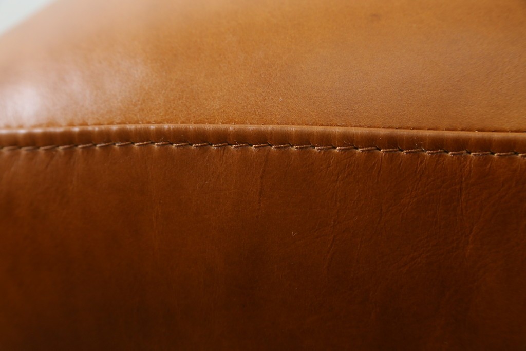 中古　美品　希少な廃番品　IDEE(イデー)　RIRA OTTOMAN(リラ オットマン)　本革　シンプルで取り入れやすいオットマン　(R-090761)