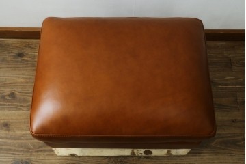 中古　美品　希少な廃番品　IDEE(イデー)　RIRA OTTOMAN(リラ オットマン)　本革　シンプルで取り入れやすいオットマン　(R-090761)