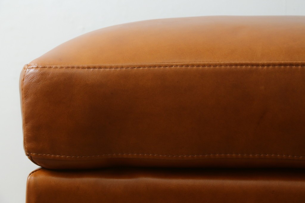 中古　美品　希少な廃番品　IDEE(イデー)　RIRA OTTOMAN(リラ オットマン)　本革　シンプルで取り入れやすいオットマン　(R-090761)