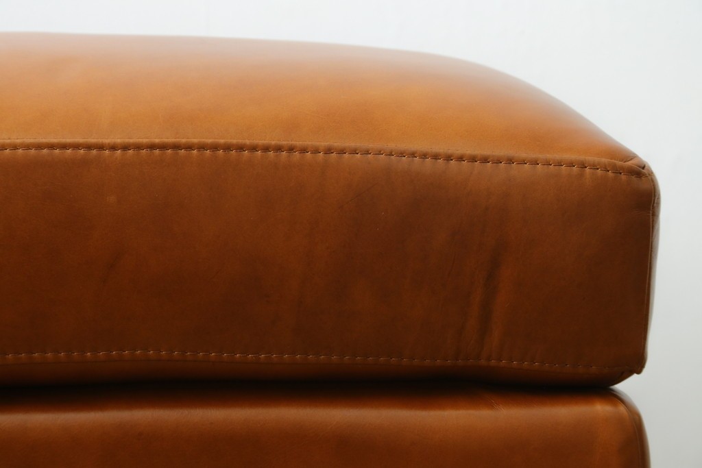 中古　美品　希少な廃番品　IDEE(イデー)　RIRA OTTOMAN(リラ オットマン)　本革　シンプルで取り入れやすいオットマン　(R-090761)