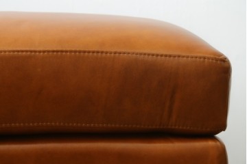 中古　美品　希少な廃番品　IDEE(イデー)　RIRA OTTOMAN(リラ オットマン)　本革　シンプルで取り入れやすいオットマン　(R-090761)