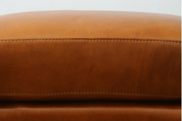 中古　美品　希少な廃番品　IDEE(イデー)　RIRA OTTOMAN(リラ オットマン)　本革　シンプルで取り入れやすいオットマン　(R-090761)