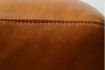 中古　美品　希少な廃番品　IDEE(イデー)　RIRA OTTOMAN(リラ オットマン)　本革　シンプルで取り入れやすいオットマン　(R-090761)