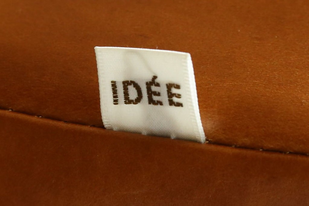 中古　美品　希少な廃番品　IDEE(イデー)　RIRA OTTOMAN(リラ オットマン)　本革　シンプルで取り入れやすいオットマン　(R-090761)