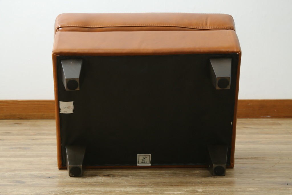 中古　美品　希少な廃番品　IDEE(イデー)　RIRA OTTOMAN(リラ オットマン)　本革　シンプルで取り入れやすいオットマン　(R-090761)