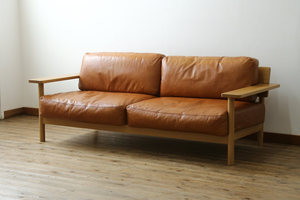 中古　美品　IDEE(イデー)　DIMANCHE SOFA(ディモンシュ ソファ)　ブラウンレザーとオーク材の組み合わせが上品な3人掛けソファ　(R-090762)