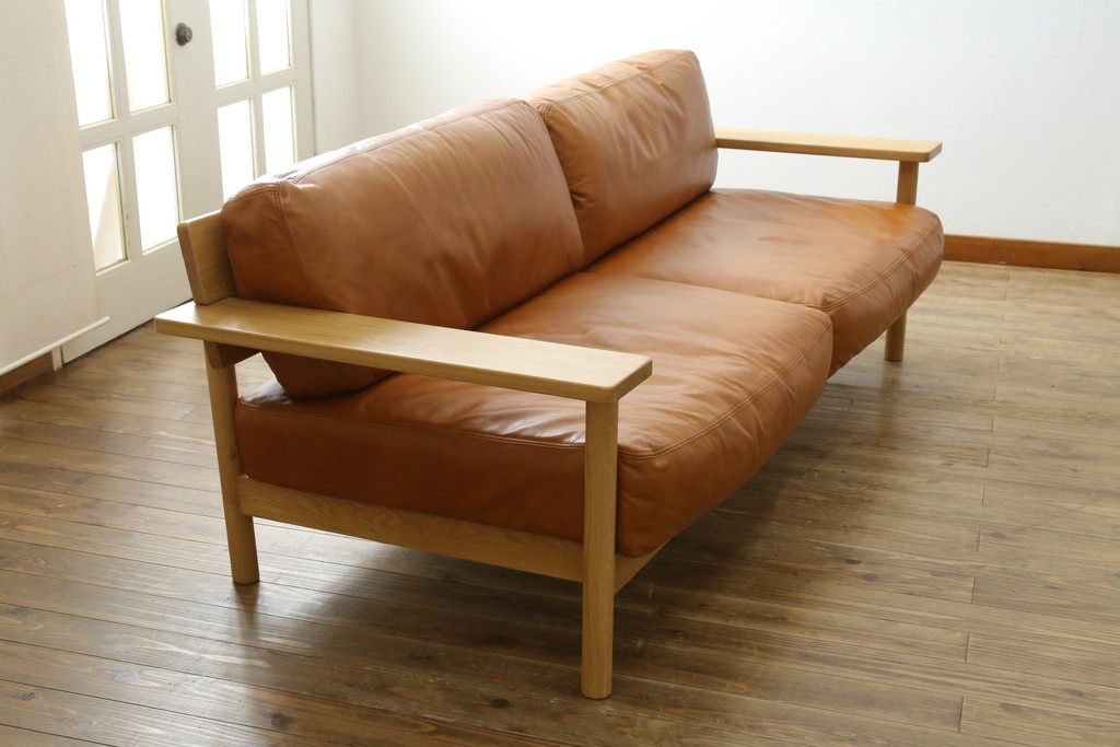 中古　美品　IDEE(イデー)　DIMANCHE SOFA(ディモンシュ ソファ)　ブラウンレザーとオーク材の組み合わせが上品な3人掛けソファ　(R-090762)