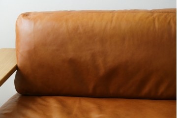 中古　美品　IDEE(イデー)　DIMANCHE SOFA(ディモンシュ ソファ)　ブラウンレザーとオーク材の組み合わせが上品な3人掛けソファ　(R-090762)