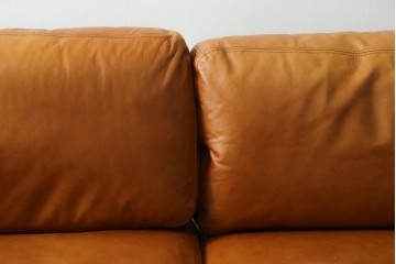 中古　美品　IDEE(イデー)　DIMANCHE SOFA(ディモンシュ ソファ)　ブラウンレザーとオーク材の組み合わせが上品な3人掛けソファ　(R-090762)