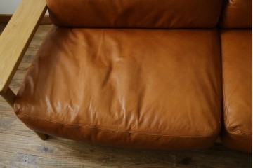 中古　美品　IDEE(イデー)　DIMANCHE SOFA(ディモンシュ ソファ)　ブラウンレザーとオーク材の組み合わせが上品な3人掛けソファ　(R-090762)