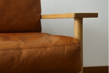 中古　美品　IDEE(イデー)　DIMANCHE SOFA(ディモンシュ ソファ)　ブラウンレザーとオーク材の組み合わせが上品な3人掛けソファ　(R-090762)