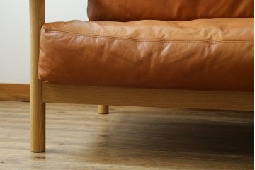 中古　美品　IDEE(イデー)　DIMANCHE SOFA(ディモンシュ ソファ)　ブラウンレザーとオーク材の組み合わせが上品な3人掛けソファ　(R-090762)
