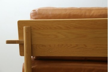 中古　美品　IDEE(イデー)　DIMANCHE SOFA(ディモンシュ ソファ)　ブラウンレザーとオーク材の組み合わせが上品な3人掛けソファ　(R-090762)