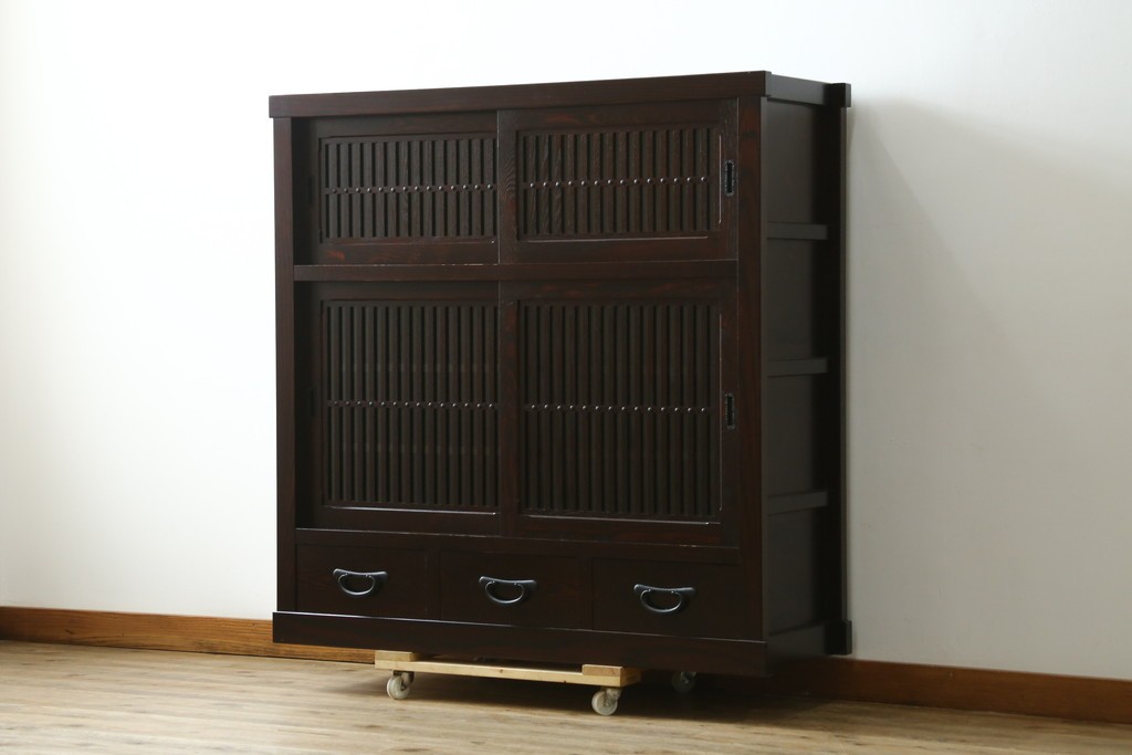 中古　美品　タモ材　端正な縦格子が魅力の和モダンな戸棚　(R-090763)