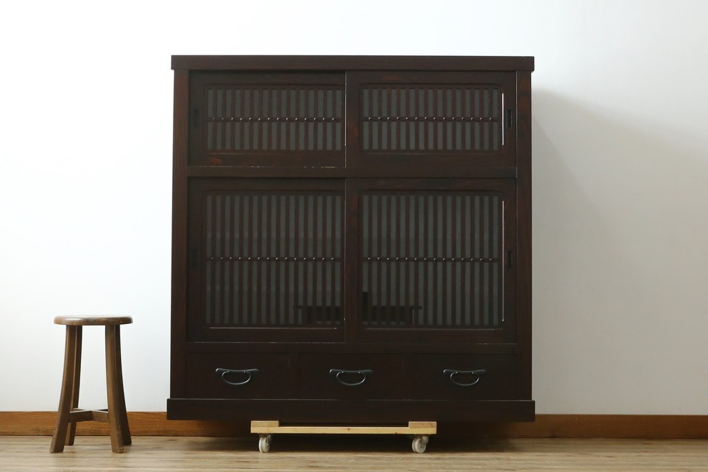 中古　美品　タモ材　端正な縦格子が魅力の和モダンな戸棚　(R-090763)