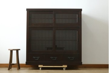 中古　美品　タモ材　端正な縦格子が魅力の和モダンな戸棚　(R-090763)