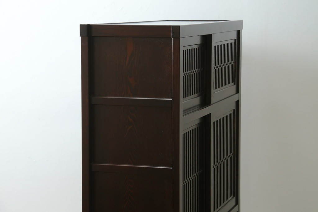 中古　美品　タモ材　端正な縦格子が魅力の和モダンな戸棚　(R-090763)