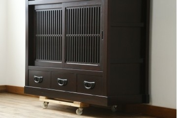 中古　美品　タモ材　端正な縦格子が魅力の和モダンな戸棚　(R-090763)