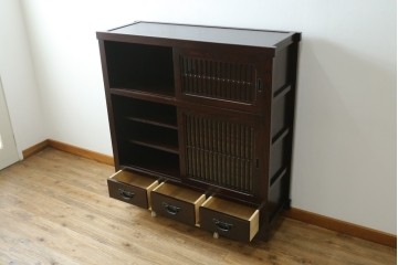 中古　美品　タモ材　端正な縦格子が魅力の和モダンな戸棚　(R-090763)