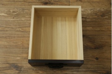 中古　美品　タモ材　端正な縦格子が魅力の和モダンな戸棚　(R-090763)