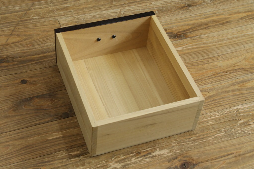 中古　美品　タモ材　端正な縦格子が魅力の和モダンな戸棚　(R-090763)