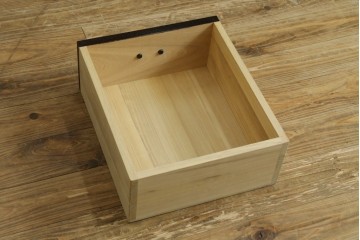 中古　美品　タモ材　端正な縦格子が魅力の和モダンな戸棚　(R-090763)