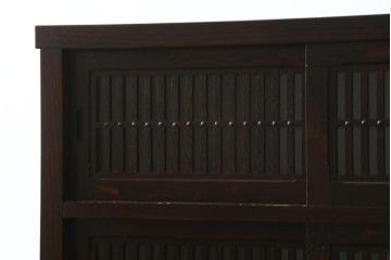 中古　美品　タモ材　端正な縦格子が魅力の和モダンな戸棚　(R-090763)
