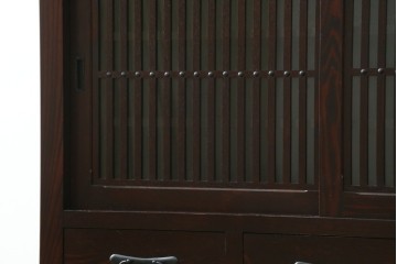中古　美品　タモ材　端正な縦格子が魅力の和モダンな戸棚　(R-090763)
