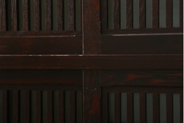 中古　美品　タモ材　端正な縦格子が魅力の和モダンな戸棚　(R-090763)