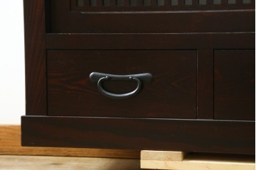 中古　美品　タモ材　端正な縦格子が魅力の和モダンな戸棚　(R-090763)