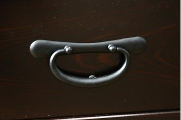 中古　美品　タモ材　端正な縦格子が魅力の和モダンな戸棚　(R-090763)