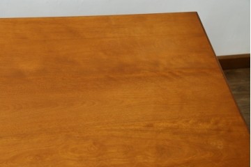 中古　美品　横浜クラシック家具ダニエル(Daniel)　優雅な曲線と挽物脚がクラシカルなダイニングテーブル　(R-090765)