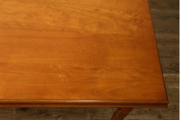 中古　美品　横浜クラシック家具ダニエル(Daniel)　優雅な曲線と挽物脚がクラシカルなダイニングテーブル　(R-090765)