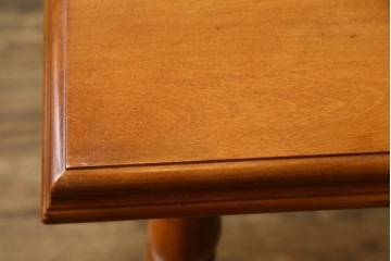 中古　美品　横浜クラシック家具ダニエル(Daniel)　優雅な曲線と挽物脚がクラシカルなダイニングテーブル　(R-090765)