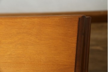 中古　美品　横浜クラシック家具ダニエル(Daniel)　優雅な曲線と挽物脚がクラシカルなダイニングテーブル　(R-090765)
