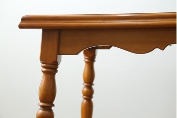 中古　美品　横浜クラシック家具ダニエル(Daniel)　優雅な曲線と挽物脚がクラシカルなダイニングテーブル　(R-090765)