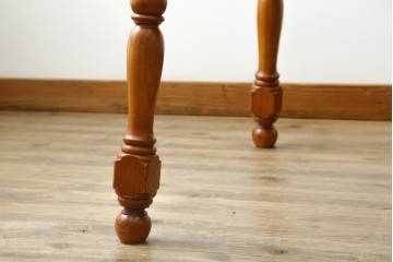 中古　美品　横浜クラシック家具ダニエル(Daniel)　優雅な曲線と挽物脚がクラシカルなダイニングテーブル　(R-090765)