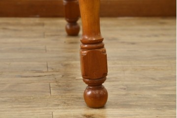中古　美品　横浜クラシック家具ダニエル(Daniel)　優雅な曲線と挽物脚がクラシカルなダイニングテーブル　(R-090765)