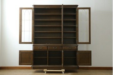 中古　カリモク家具(karimoku)　domani(ドマーニ)　アーチを描く格子がクラシカルな印象を添えるキャビネット　定価約100万円　(R-090766)