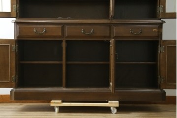 中古　カリモク家具(karimoku)　domani(ドマーニ)　アーチを描く格子がクラシカルな印象を添えるキャビネット　定価約100万円　(R-090766)