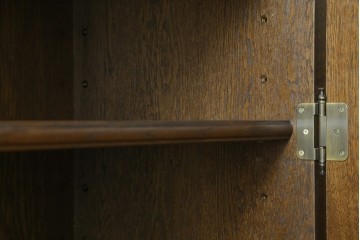 中古　カリモク家具(karimoku)　domani(ドマーニ)　アーチを描く格子がクラシカルな印象を添えるキャビネット　定価約100万円　(R-090766)