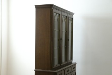 中古　カリモク家具(karimoku)　domani(ドマーニ)　アーチを描く格子がクラシカルな印象を添えるキャビネット　定価約100万円　(R-090766)