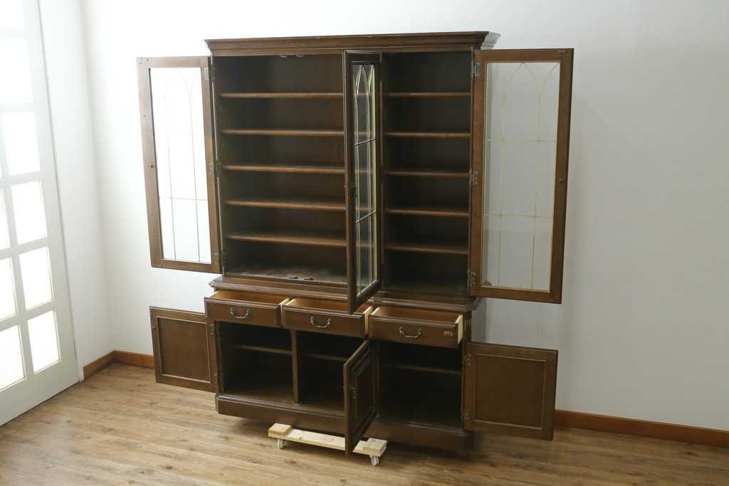 中古　カリモク家具(karimoku)　domani(ドマーニ)　アーチを描く格子がクラシカルな印象を添えるキャビネット　定価約100万円　(R-090766)